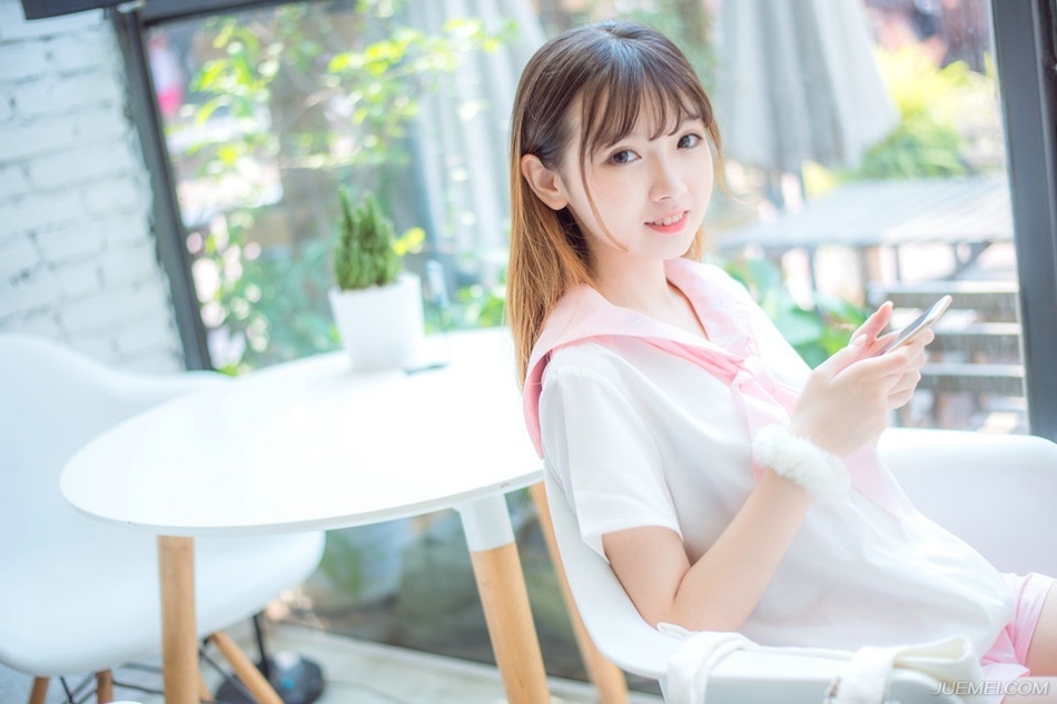 半晌之后，吕蒙红着眼眶出来，看着一片混乱的大营，厉声喝道：“都给我起来，看看你们现在，像什么样子！？”